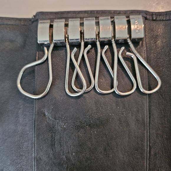 Excellent Condition Loewe 6 Ring Key Holder Black Leather - Picture 5 of 13